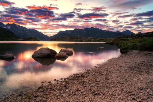 1908 Sonnenaufgang am Bergsee