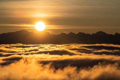 1912 Sunrise über Wolkenmeer