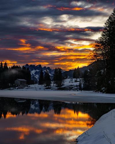 2003 Glühender Morgenhimmel am See