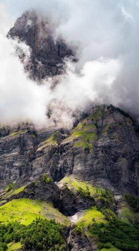 2007 Wolkenverhangene Felswand im Wallis