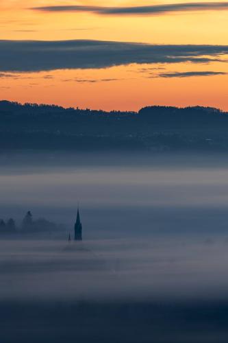 2011 Kirchenturmspitze im Nebelmeer