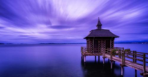 2108 Badehaus am See zur blauen Stunde